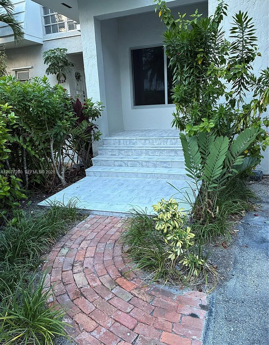 Cape Florida Club Condo — Photo 1