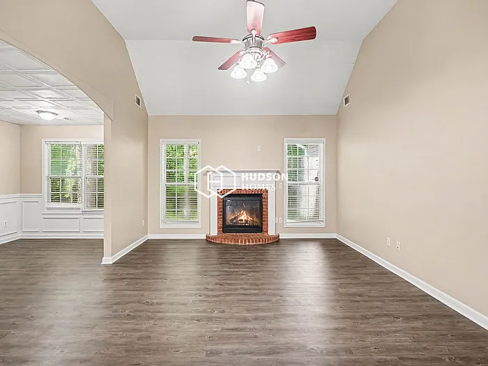 3 bed, 2.0 bath, 1568 sqft, $1,965 — Photo 4