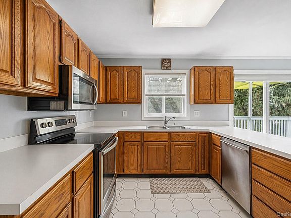 4th image of 6 Cedar Avenue