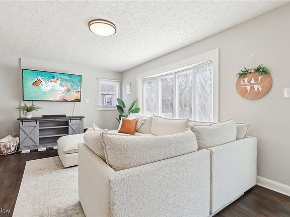 5th image of 211 Kathron Ave