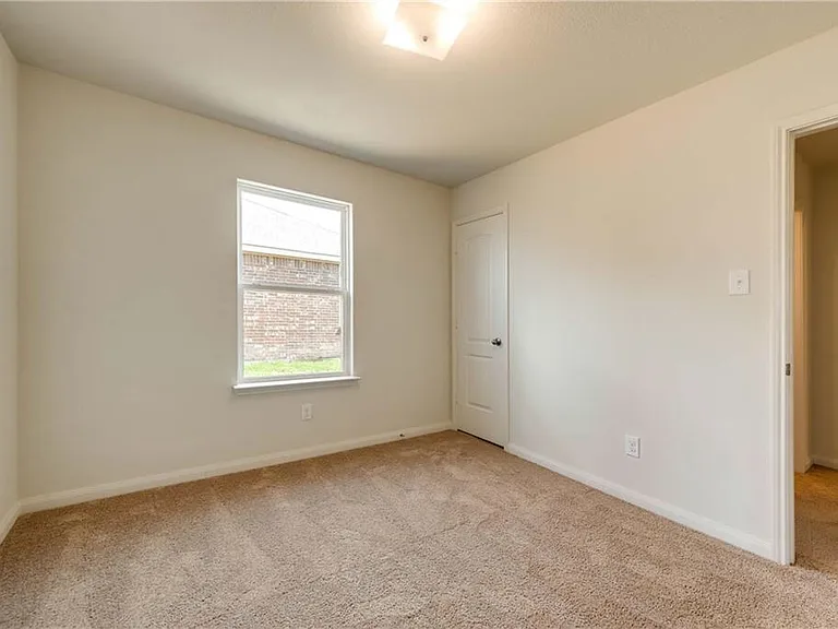 2713 Dustin Trl — Photo 5