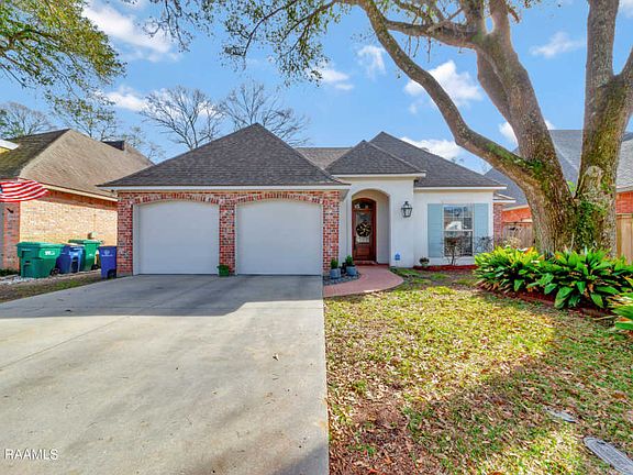 2nd image of 32 Oakthorn Ct