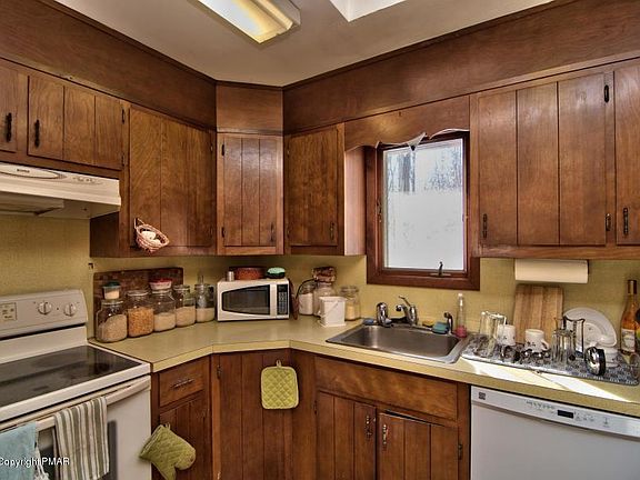 4th image of 2376 Hillcrest Dr