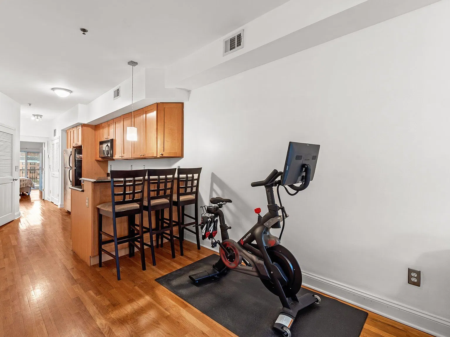 1 bed, 1.0 bath, 700 sqft, $3,300 — Photo 4