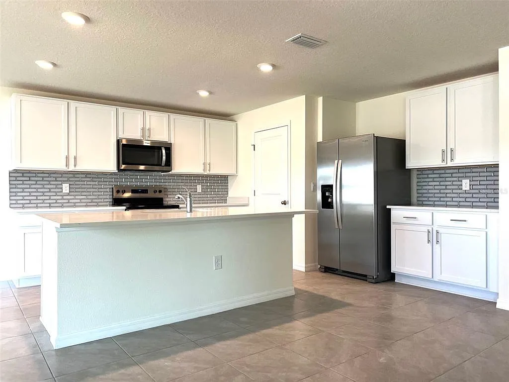 4 bed, 2.0 bath, 2319 sqft, $2,350 — Photo 4