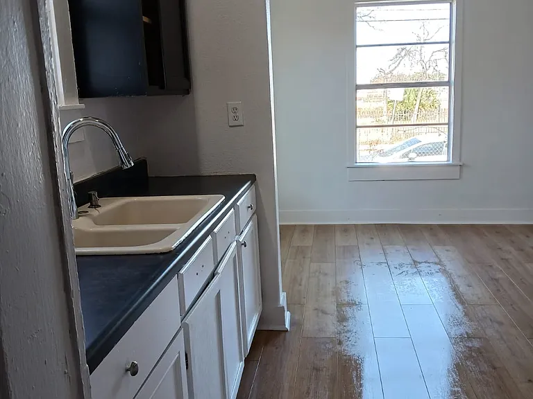 414 W Theo Ave — Photo 3