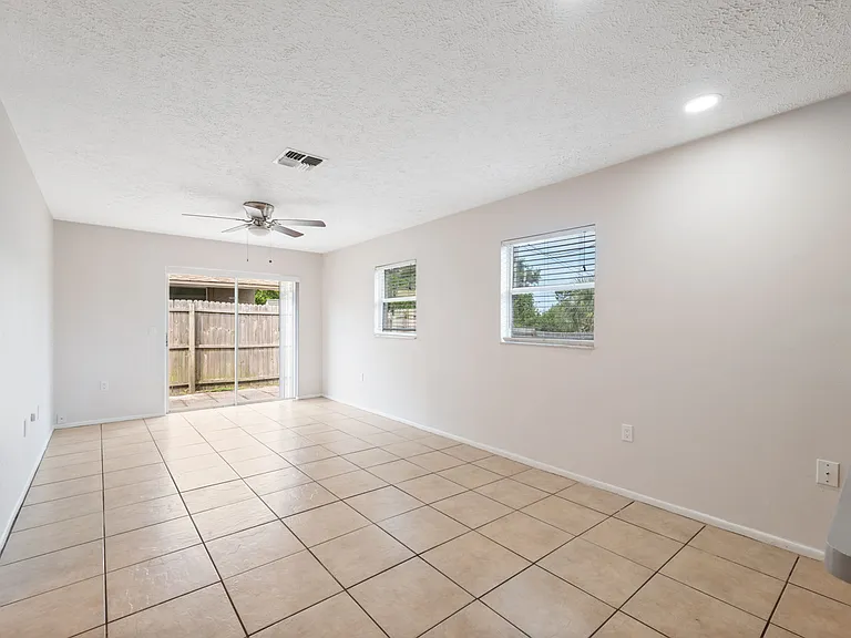 5431 Beach St #5431 — Photo 7