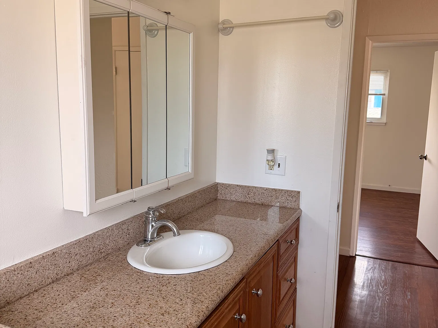 3 bed, 1400 sqft, $3,000 — Photo 3