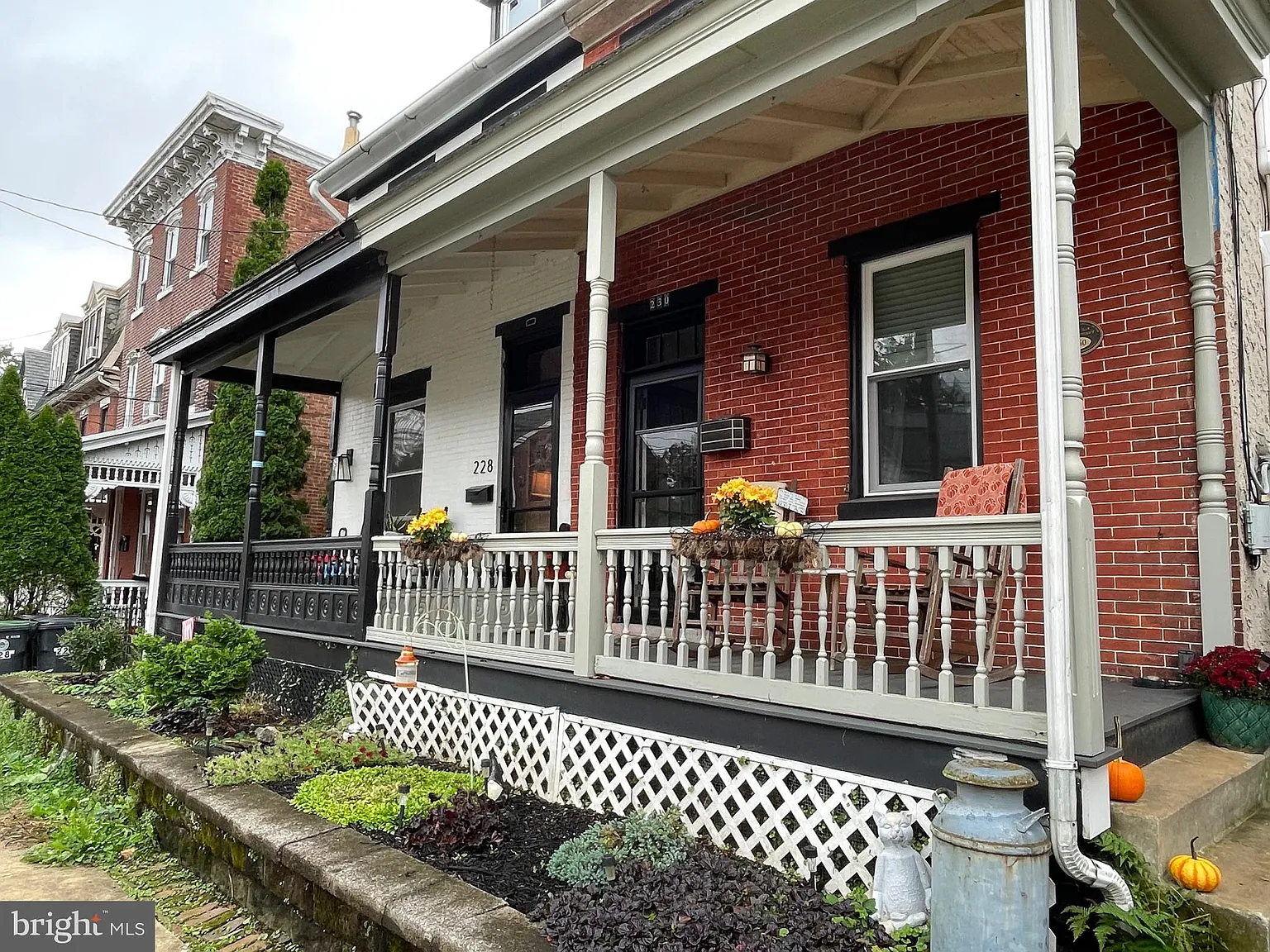 3 bed, 1.0 bath, 1440 sqft, $2,400 — Photo 2