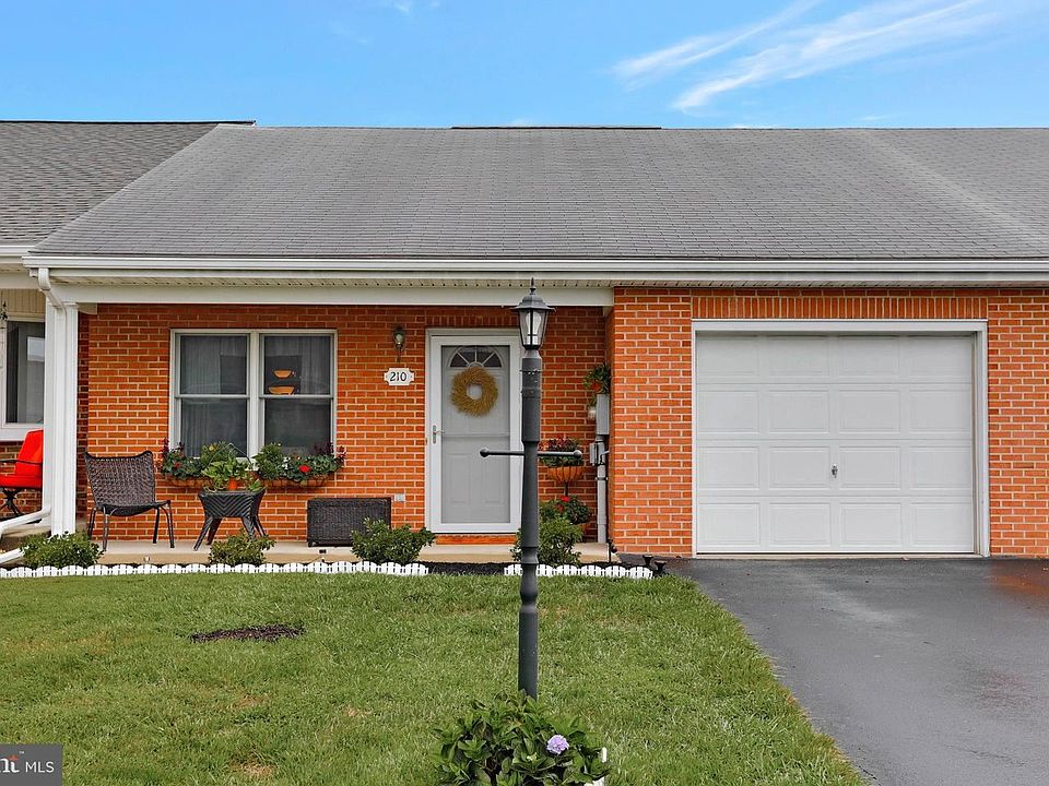 1st image of 210 Winding Oak Dr