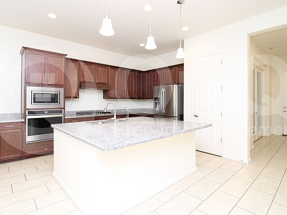 4th image of 215 E Honeysuckle Pl