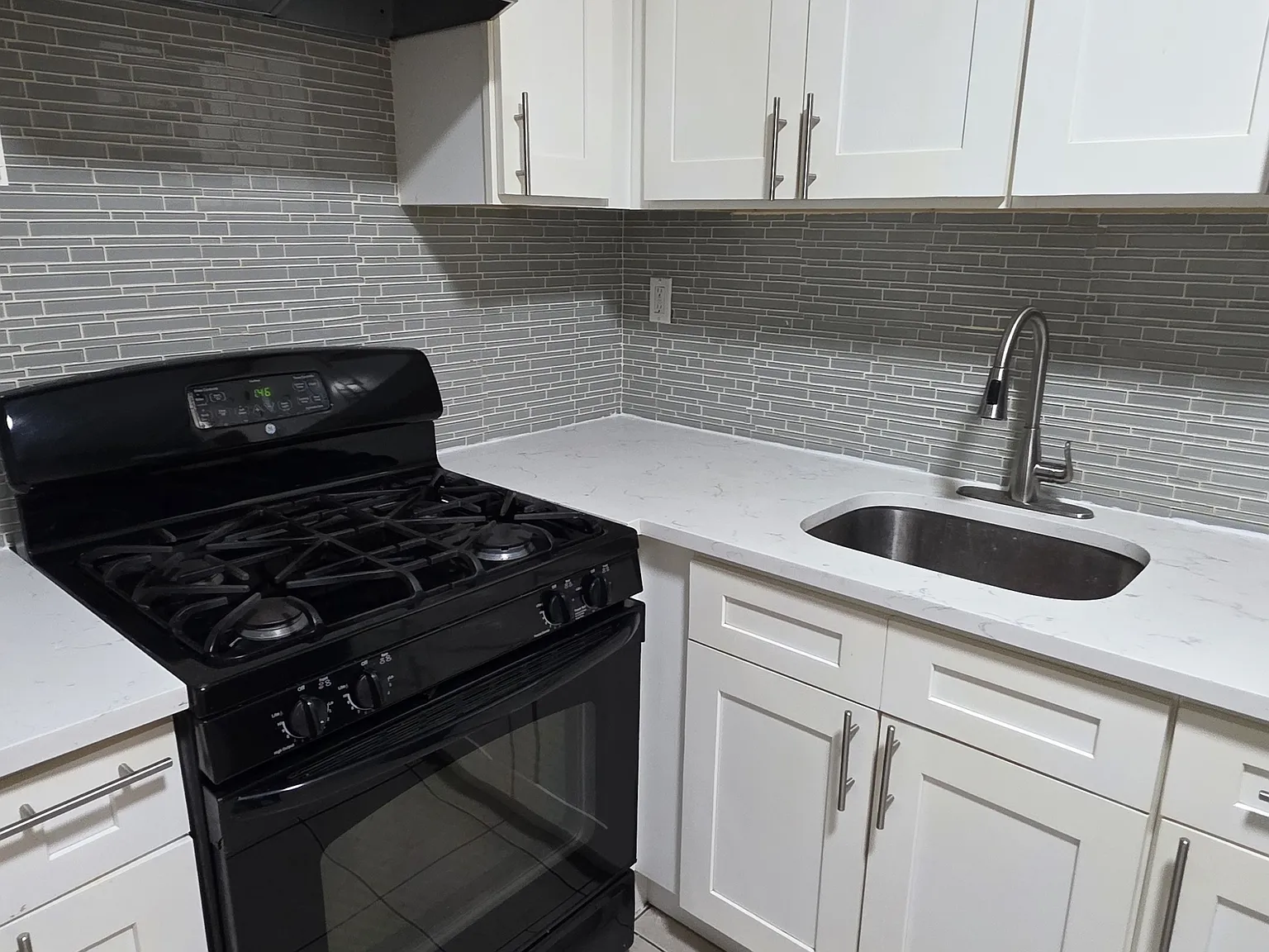 3 bed, 1000 sqft, $2,400 — Photo 1