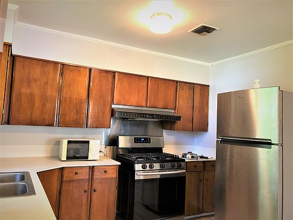 3rd image of 106 Crawford St