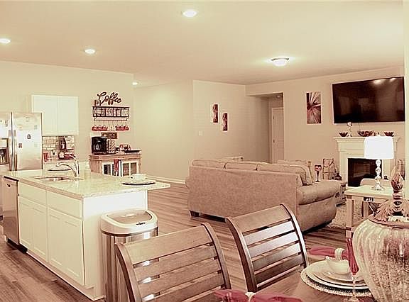 3rd image of 1054 S Berryvine Ln