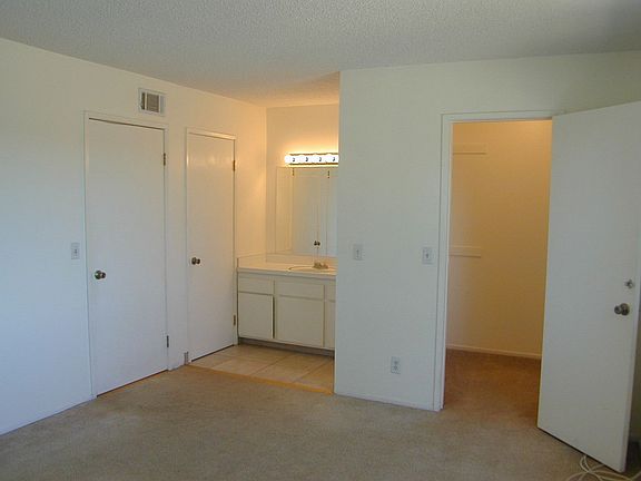 Master Bedroom w/ Walk-in Closet
