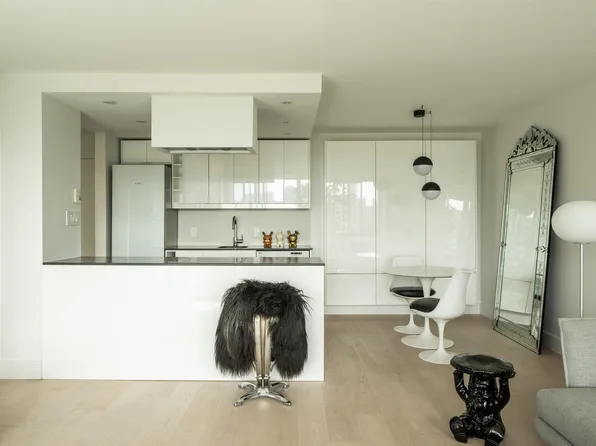 1725 Pendrell St #1806, Vancouver, BC V6G 2X7