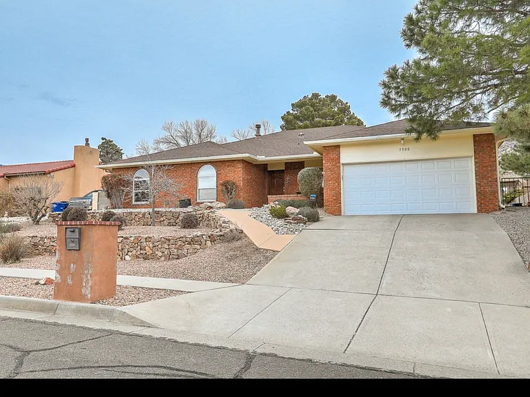 3900 Calle Castano NE — Photo 1