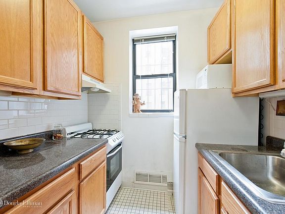 2nd image of 316 W 47th St APT 2R