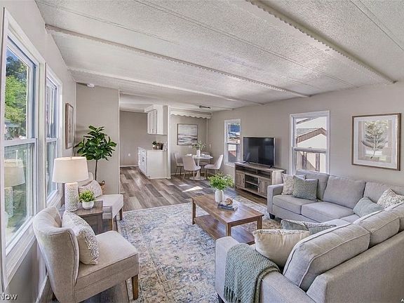 3rd image of 172 Paradise Blvd