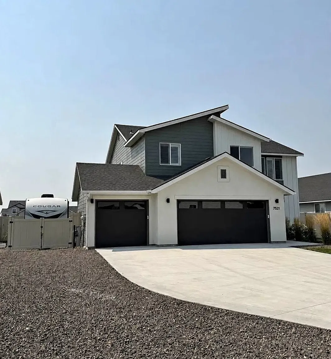 4 bed, 2.5 bath, 2332 sqft, $2,850 — Photo 1