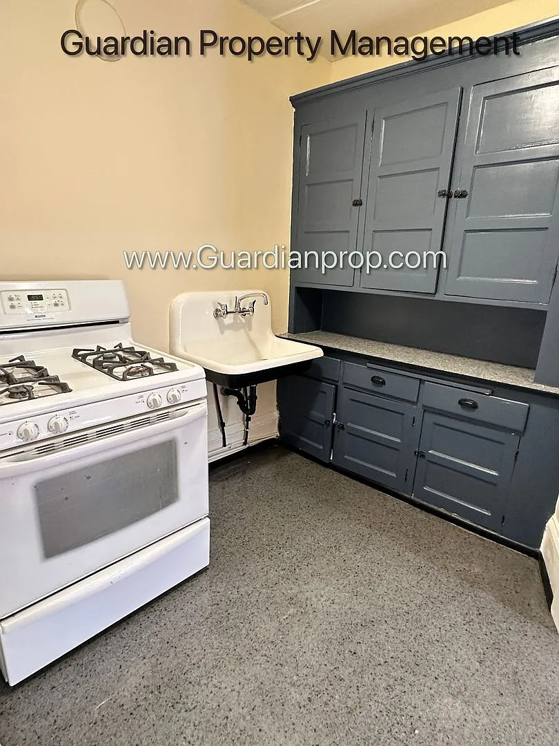 Renovated Uptown 3rd Floor Corner with Office Room, Hardwood Floors, Heat Paid, One Month Free — Photo 1