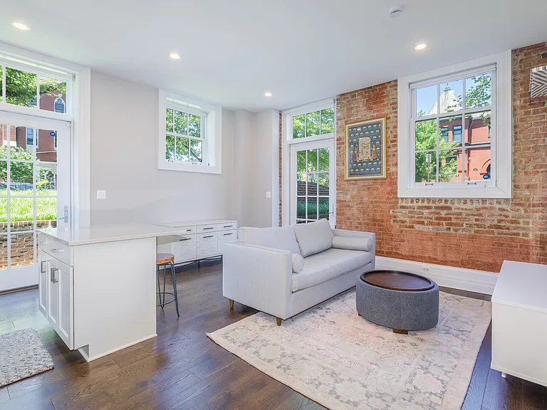 901 D St NE #1 — Photo 1