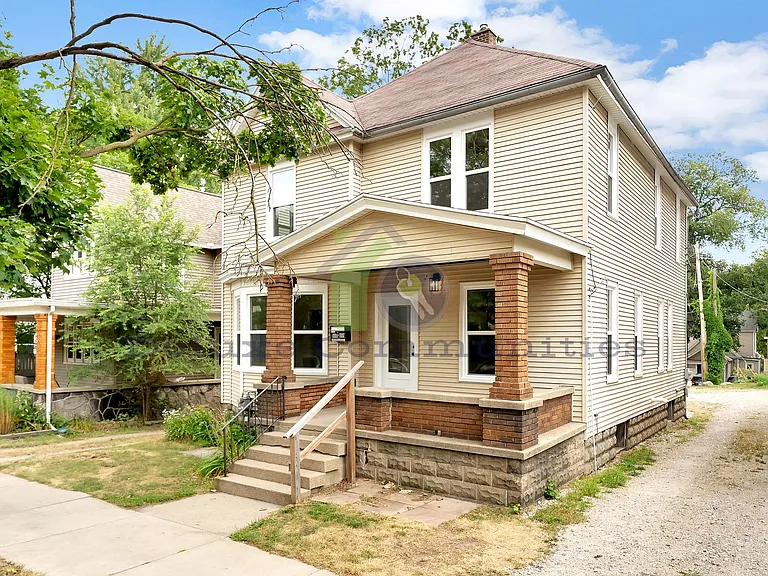 606 Lafayette Ave NE — Photo 4