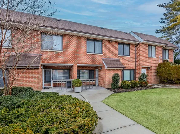 99 S Park Ave APT 28, Rockville Centre, NY 11570