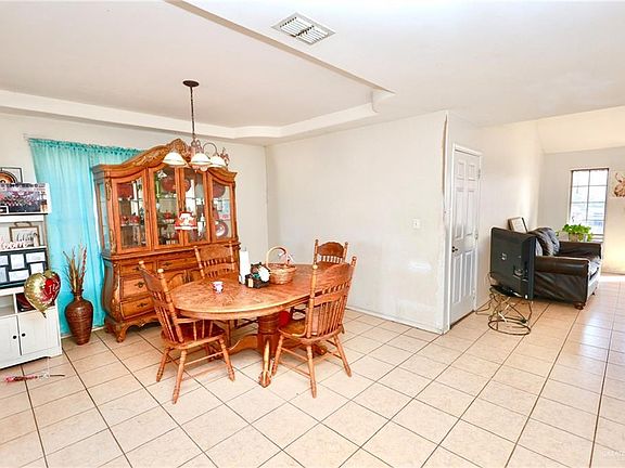 5th image of 300 Poinsettia Cir