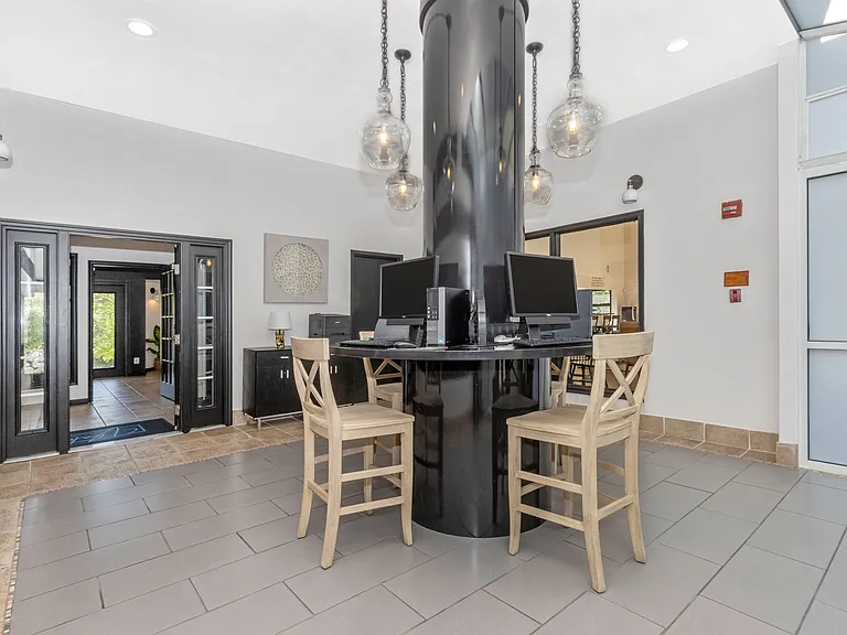 Valor Apartments — Photo 18