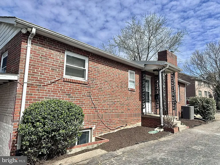 1818 N Adams St — Photo 16