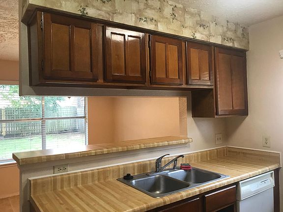 3rd image of 9742 Oakmont Dr
