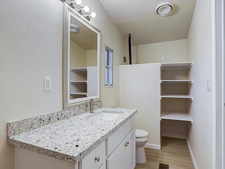 5806 S Highway 35 — Photo 13