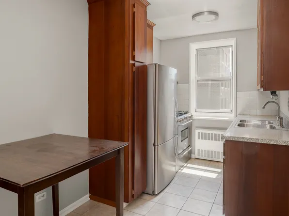 3065 Sedgewick Avenue image 3 of 13