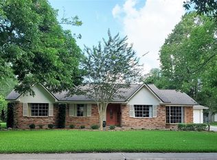 323 Linden Ln, Lake Jackson, TX 77566