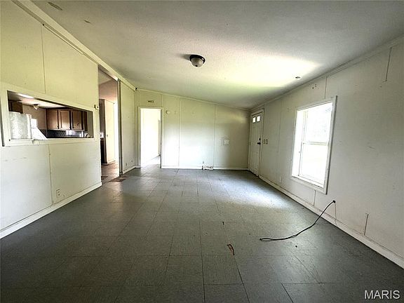 5th image of 2700 E 7th St
