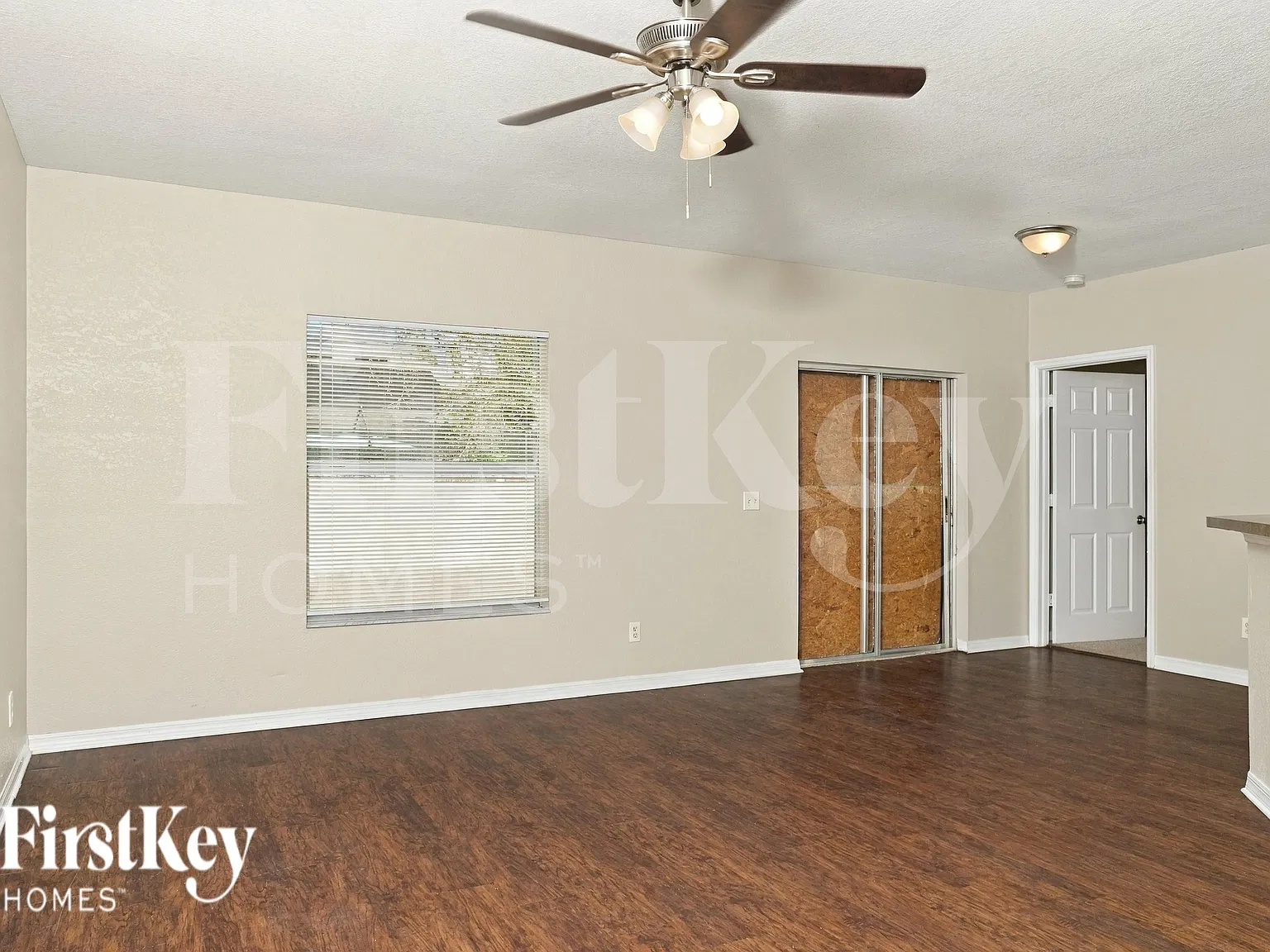 4 bed, 2.0 bath, 1400 sqft, $1,620 — Photo 2