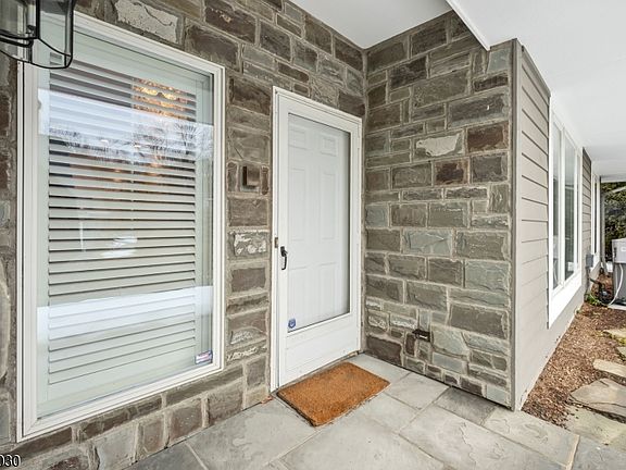 3rd image of 122 Brewster Rd