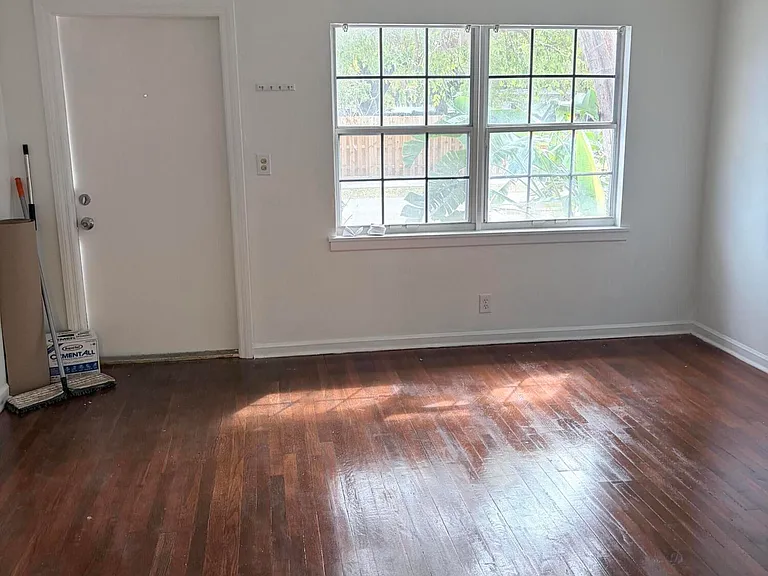 213 SE 9th St — Photo 2
