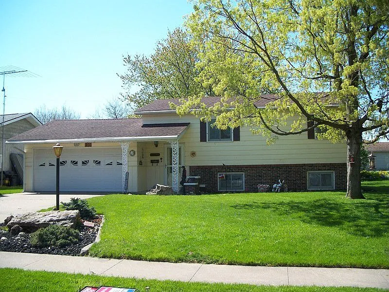 109 W Van Weiss Blvd photo 1