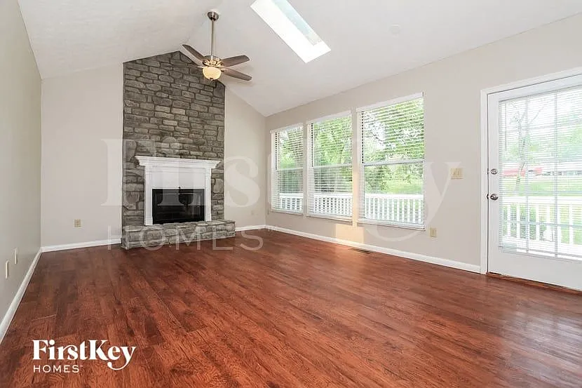 4 bed, 2.5 bath, 2021 sqft, $3,335 — Photo 3