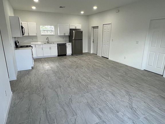 4th image of 239 E Canal Way NE
