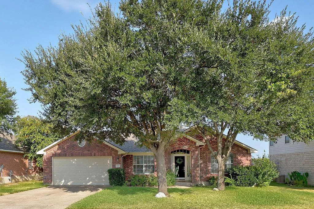 4 bed, 2.0 bath, 2533 sqft, $2,400 — Photo 1