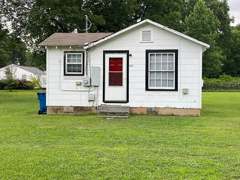 102 Thomas Ave SE — Photo 1
