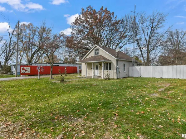 818 W Madison St, Girard, IL 62640