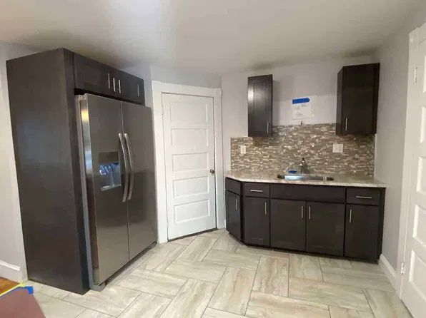 107 Ferry St #L, Easthampton, MA 01027