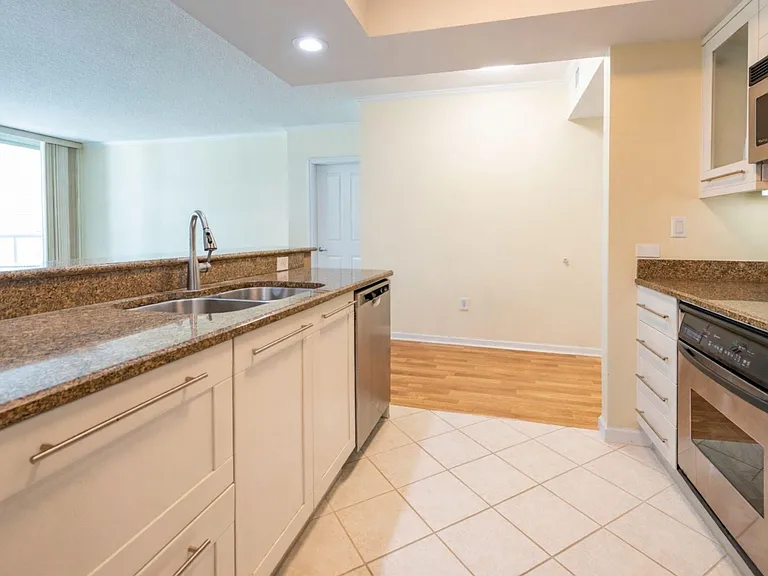401 SW 4th Ave #401 — Photo 10