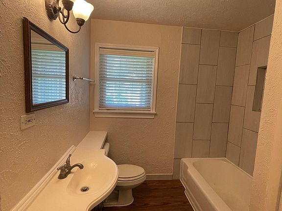 4th image of 3255 Medina Ave