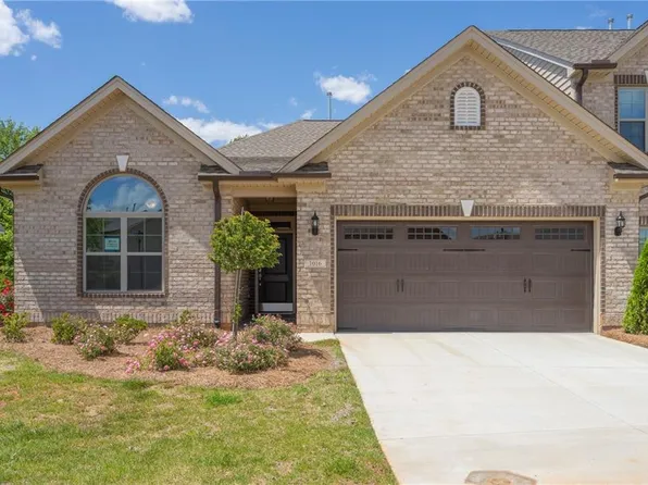 1063 Beechcraft Dr, Mebane, NC 27302