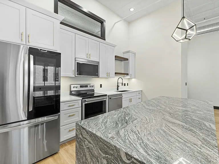 522 6th St #301 — Photo 2
